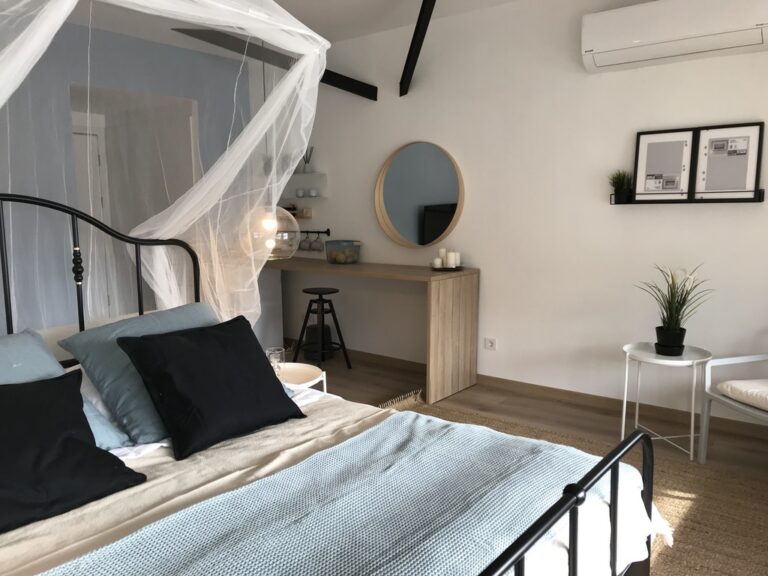 Chambre romantique sous toit 05 - True Blue Hôtel