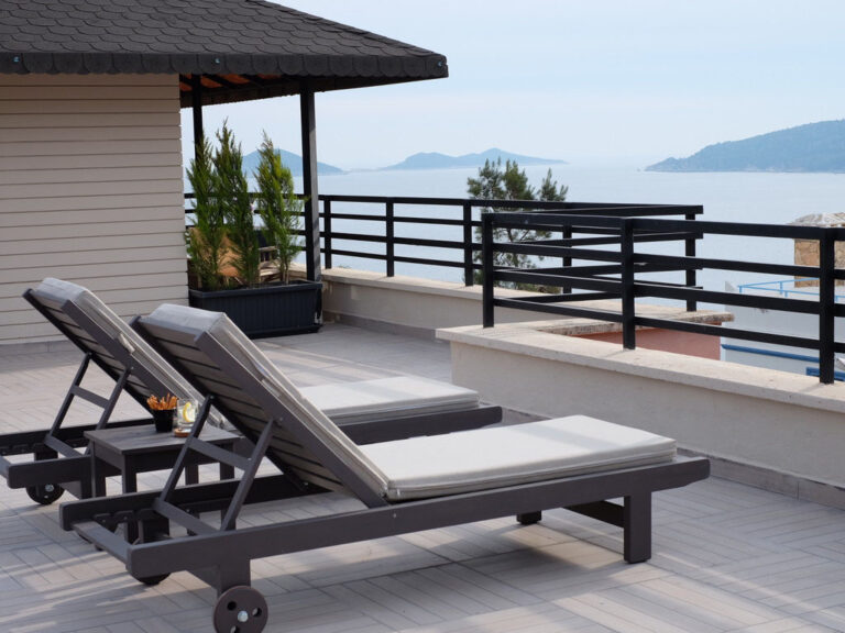 Deniz Manzaralı Köşe Çatı Odası 10 - True Blue Hotel