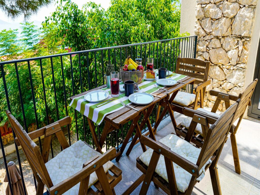 Balcon familial de la maison en pierre