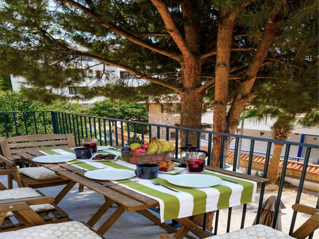 Balcon familial de la maison en pierre